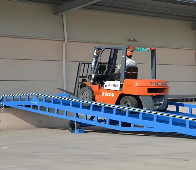集贤移动式卸货平台（叉车用）